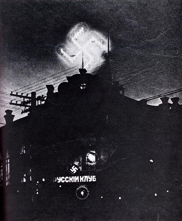 1934. Oroszországi fasiszta párt klubhelyisége éjszakai kivilágításban. Szerintem hamar bezárt, Sztálinnak köszönhetően..jpg