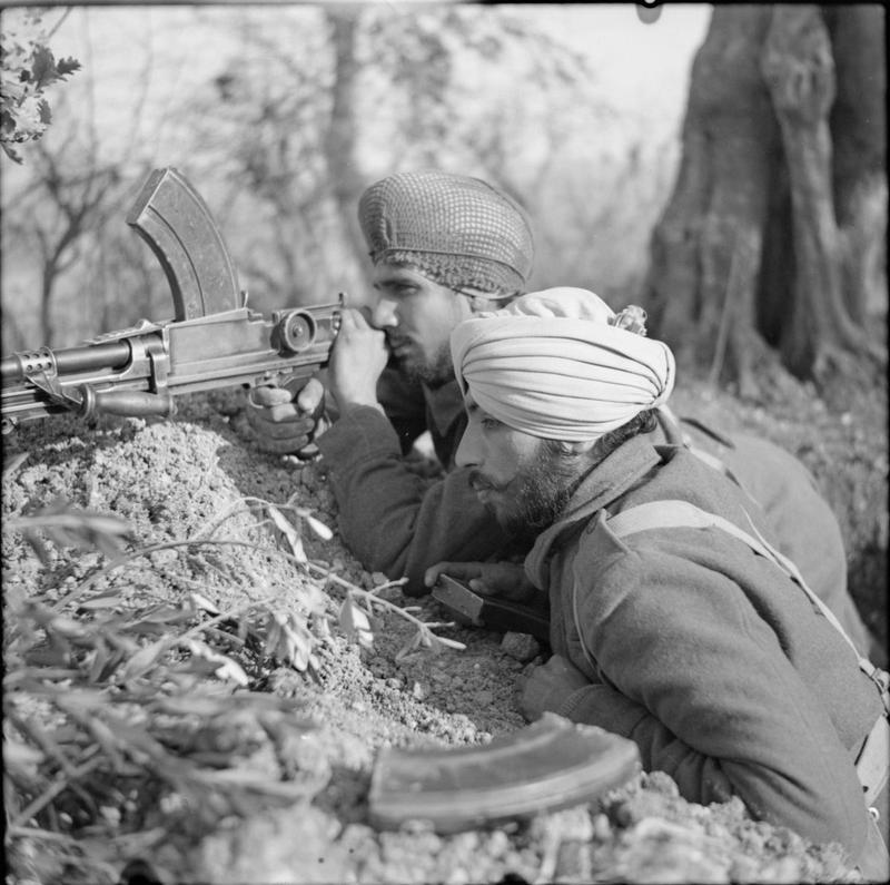 1944. Brit-indiai katonák Olaszországban bekerített németek ellen harcolnak..jpg