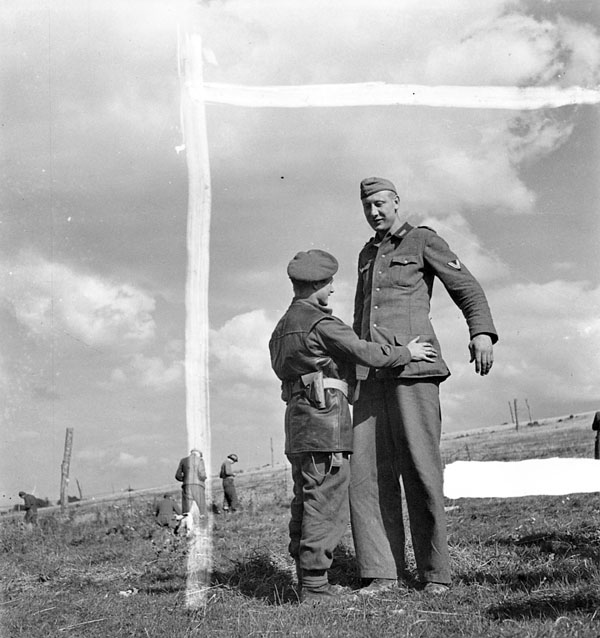 1944. Kanadai katona motozza a Calais-nál fogságba esett Jacob Nackent, a legmagasabb katonát a német hadseregben 211..jpg
