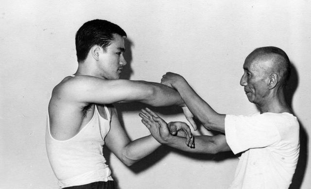 1955. Bruce Lee mesterével.jpg