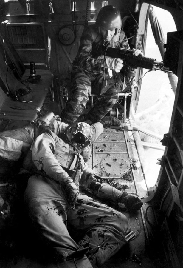 1965. Vietnam sérült pilóta egy helikopteren.jpg