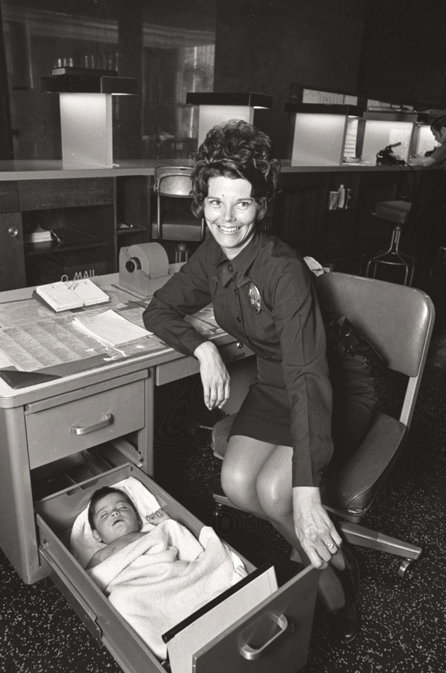 1971. Talált gyermek alszik a los angeles-i rendőrség egyik fiókjában.jpg