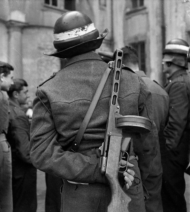 1946_olasz_rendor_egy_szovjet_ppsh-41-es_gepfegyverrel.jpg