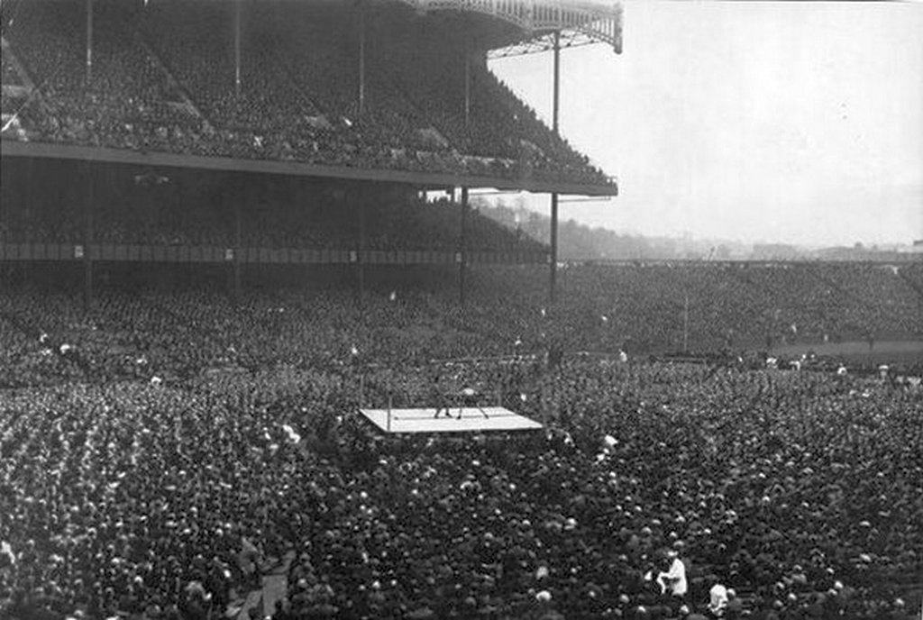 1923_az_elso_okolvivo_merkozes_a_yankee_stadionban_63_ezer_nezo_elott_a_41_eves_jess_willard_visszaterese_sikerult_a_23_eves_floyd_johnson_ellen.jpg