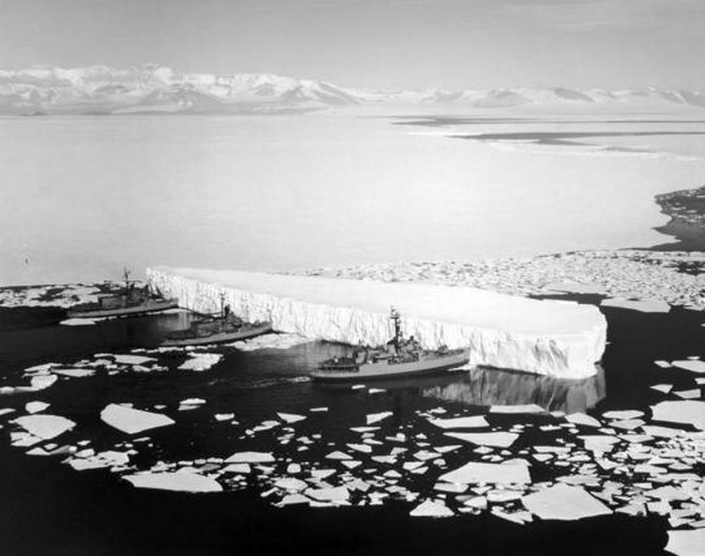 1965_harom_amerikai_jegtoro_tol_odebb_egy_jeghegyet_utban_az_antarktiszi_mcmurdo_bazis_fele.jpg