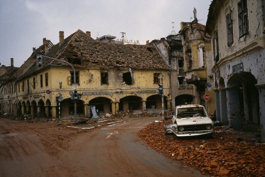 1991_a_jugoszlav_hadsereg_altal_szetlott_vukovar_belvarosa.jpg