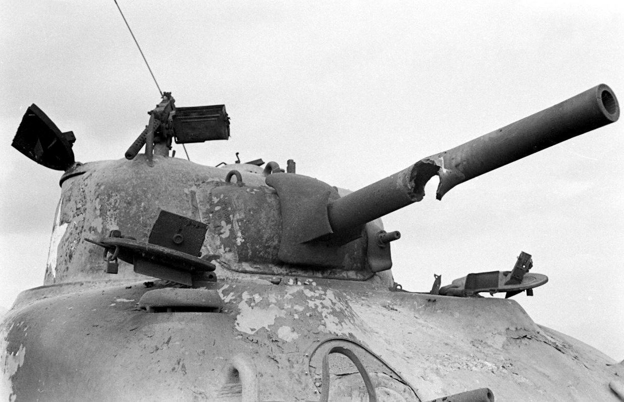 1944_kiegett_m4a1_sherman_tank_az_olasz_fronton_egy_randkivul_erdekes_talalattal_a_csoven.jpg
