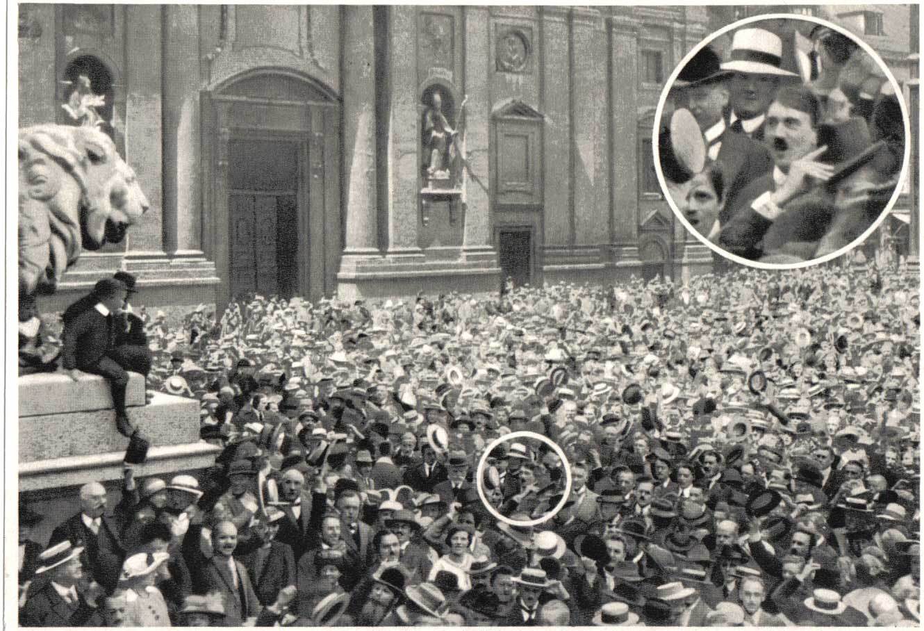 1914. Hitler a tömegben élteti Németország első világháborúba lépését. Lehet, hogy manipulált a kép..jpg