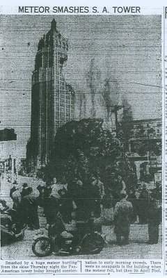 1938 Áprilisi tréfa a san antonio-i újságban. Meteor rongálta meg a város nevezetes szállodáját..jpg