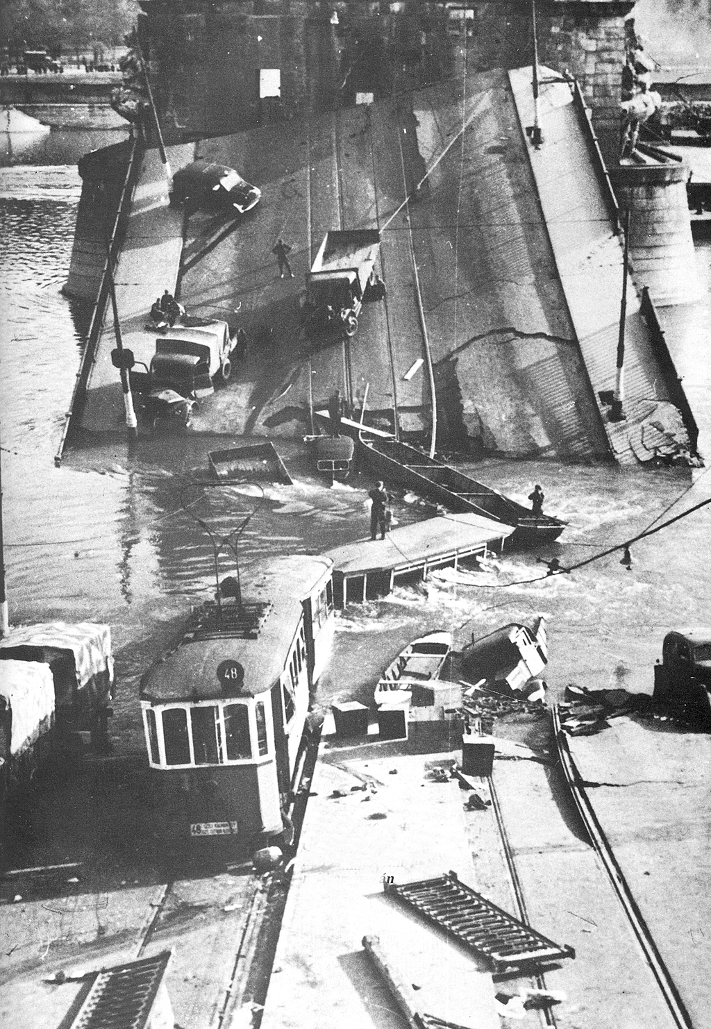 1944. november 4. A Margit híd véletlen felrobbantása. A gyors front előrenyomulása miatt aláaknázott hidak közül a Margit-híd emberi mulasztás miatt a délutáni csúcsban felrobban..jpg