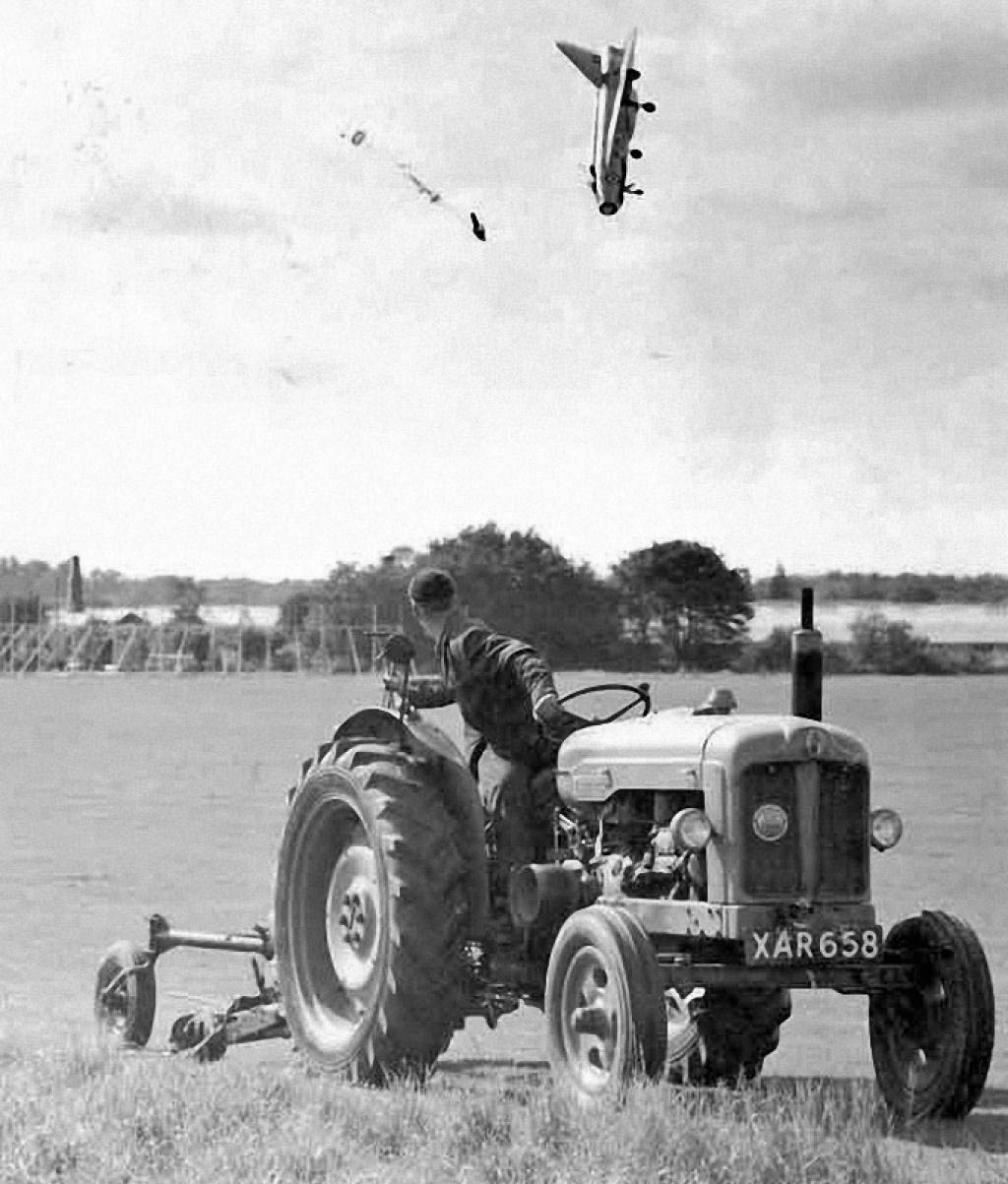 1962. George Aird extrém alacsony magasságból katapultál Electric Lightning F1 gépéből. Apróbb sérüléssel megúszta. Hatfield, Hertfordshire, Anglia..jpg