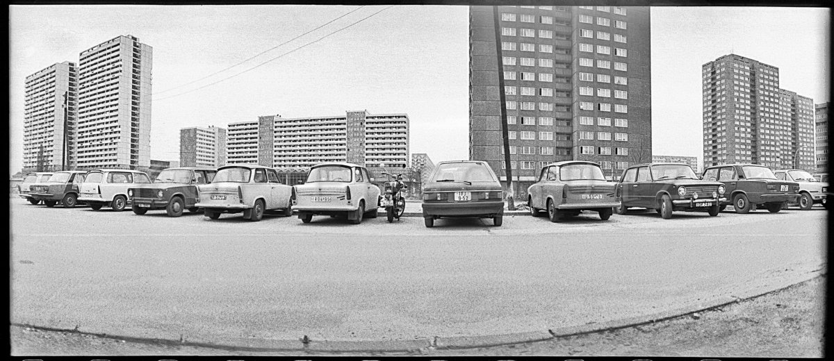 1983. Berlini lakótelep parkolója..JPG