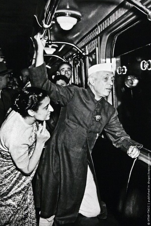 1955_indira_gandhi_es_nehru_a_moszkvai_metron.jpeg