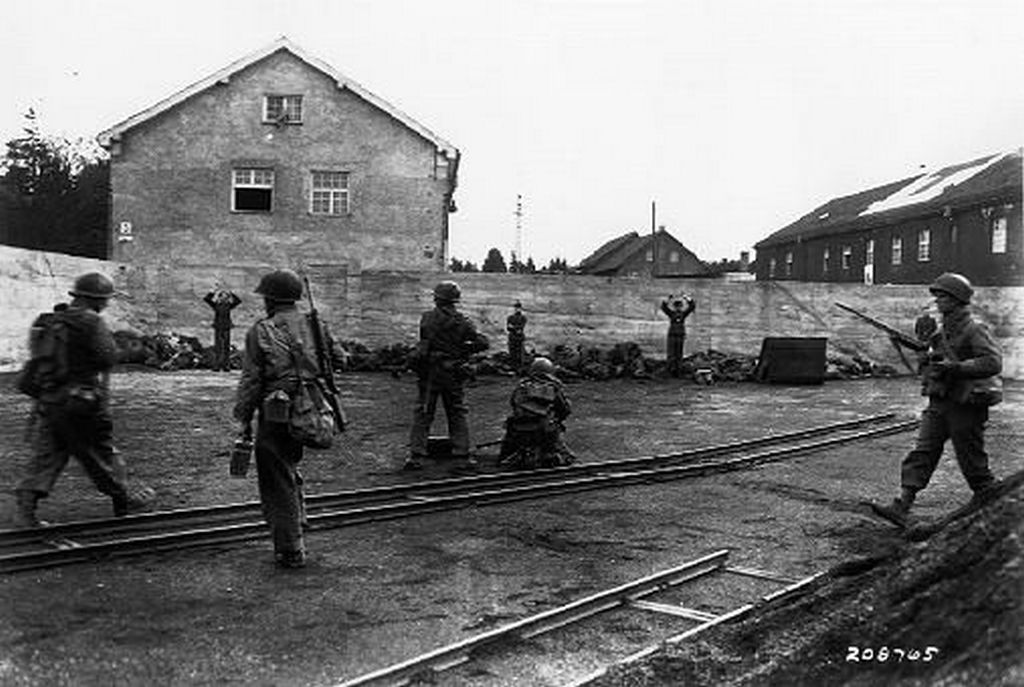 1945_dachaui_koncentracios_tabor_oreit_vegzik_ki_az_amerikai_csapatok.jpg