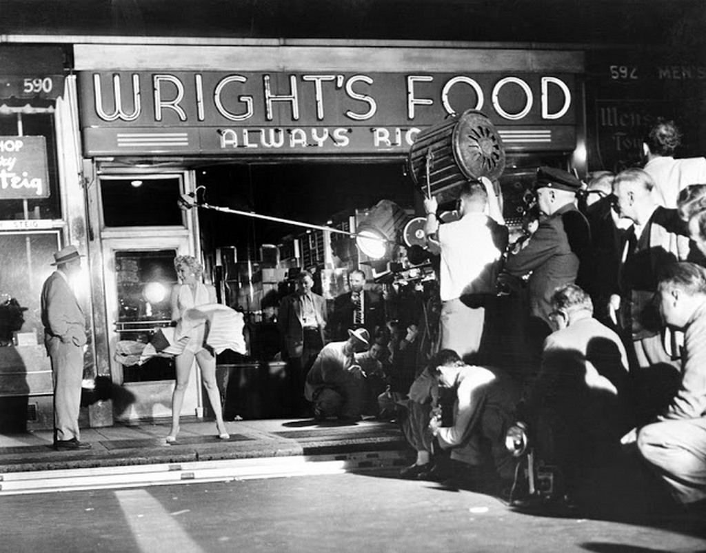 1954_marilyn_monroe_filming_her_iconic_scene_in_the_seven_year_itch.jpg