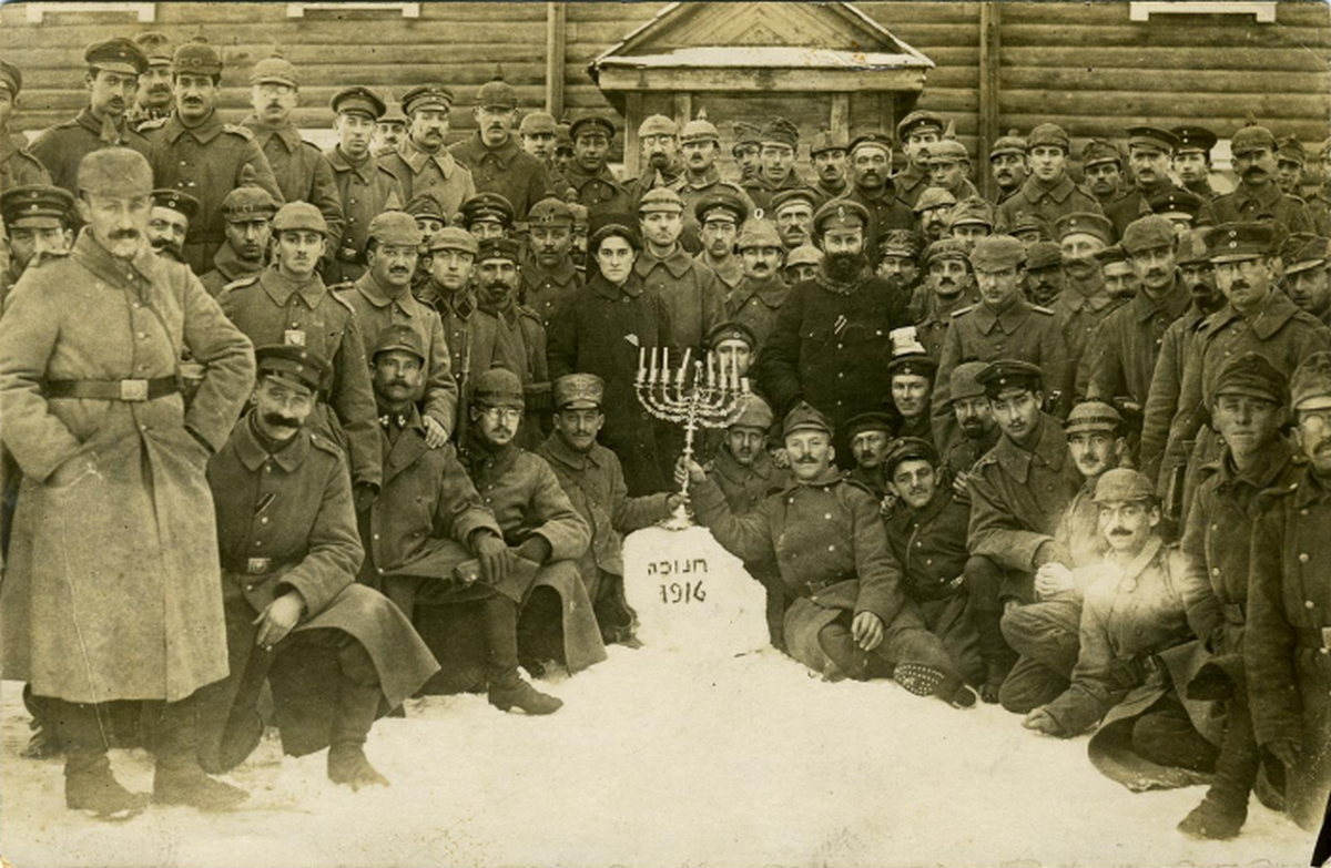 1916_decembere_zsido_nemet_katonak_unneplik_a_hanukat_a_harcter_kozeleben.png