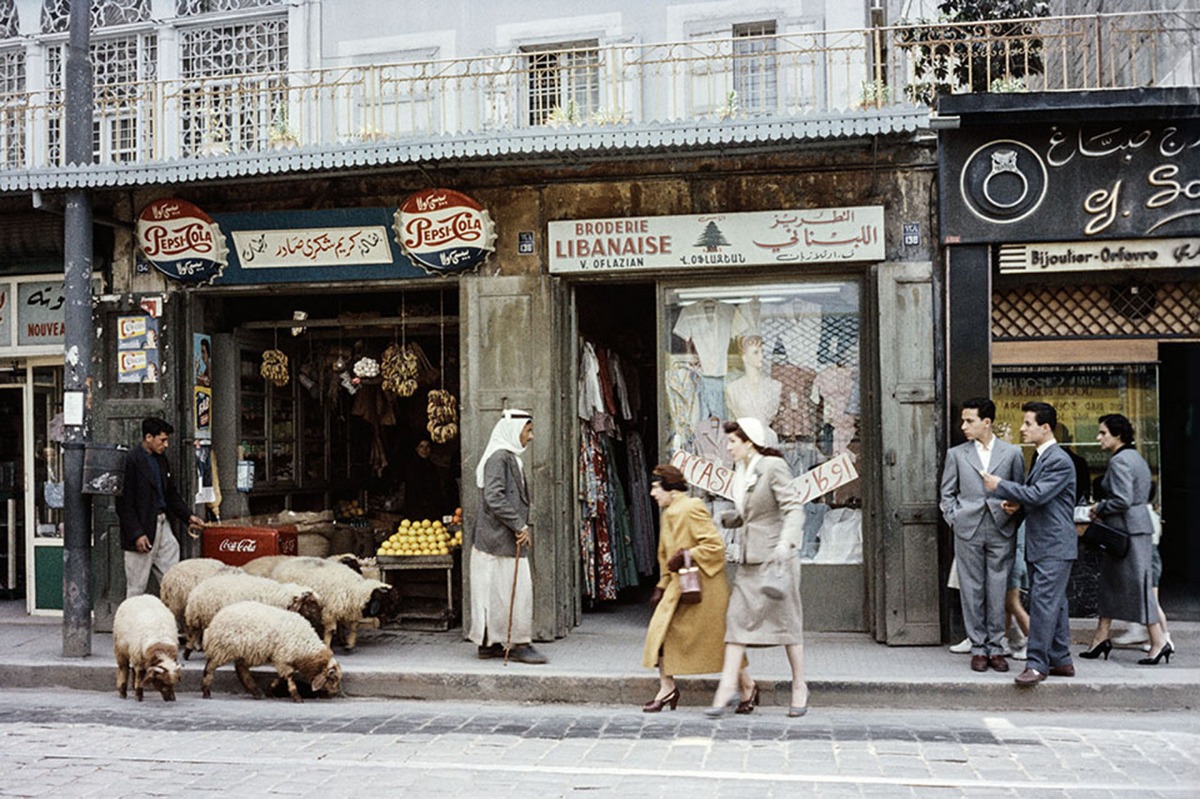 1957_arab_pasztor_juhaival_egy_forgalmas_bejruti_libanon_utcan.jpeg