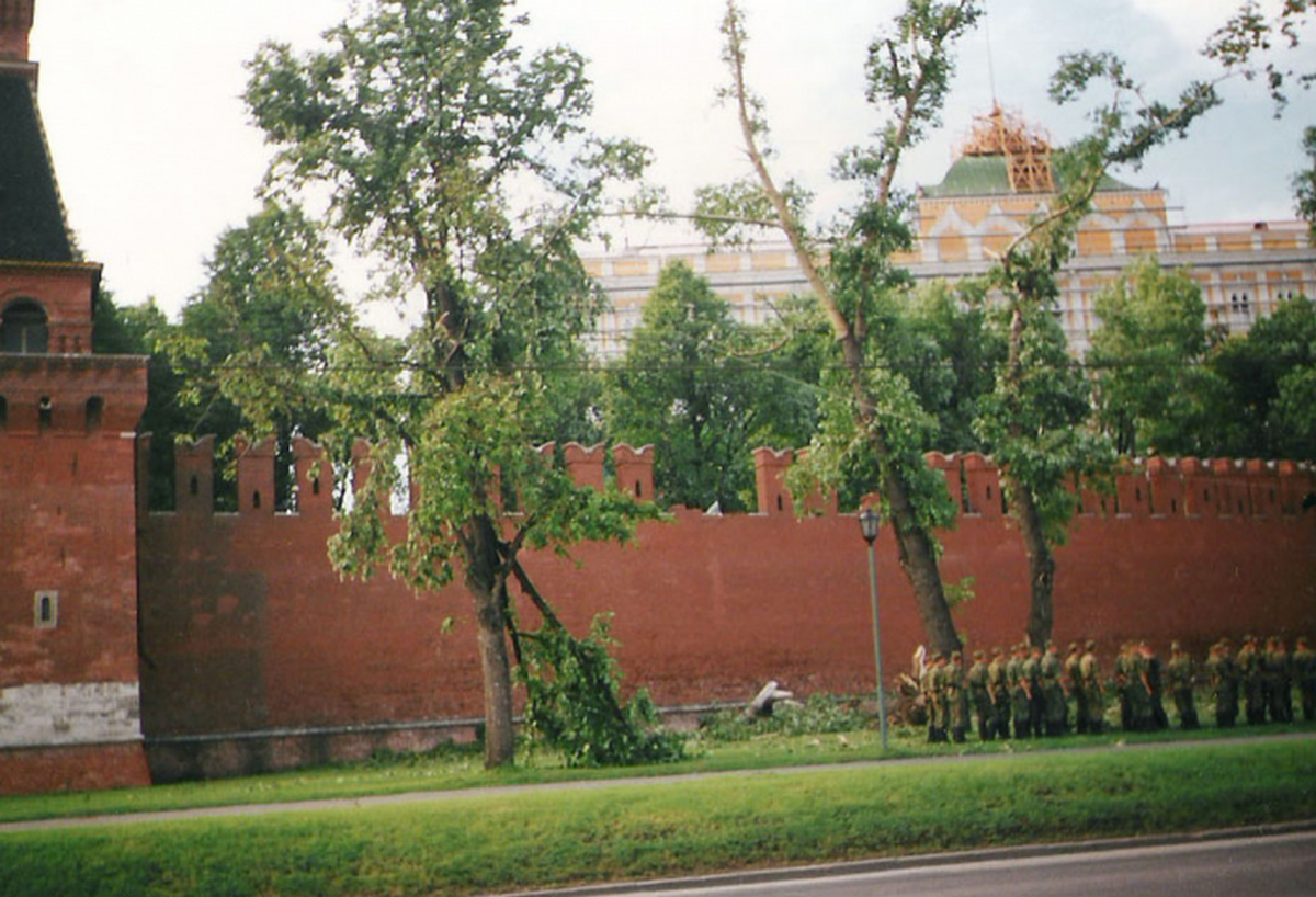 1998_a_moszkvai_kreml_egy_falszakasza_ledolve_egy_eros_szelvihar_utan_a_hatterben_a_nagy_kreml-palota_megrongalodott_tetejet_javitjak.png