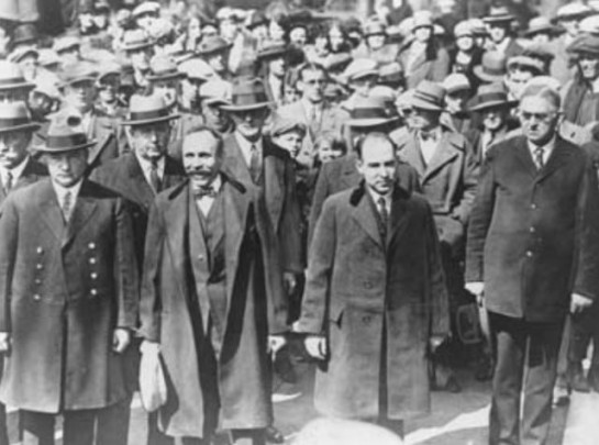 1920. USA. A Sacco és Vanzetti ügy. Rablógyilkosságért ártatlanul kivégzett anarchisták. Az eset 7 évig borzolta a közvéleményt, végül 1977-ben posztumusz rehabilitálták őket..jpg