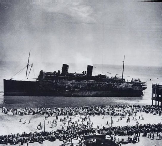 1934. SS Morro Castle luxushajó az Atlanti óceánon kigyulladt. 137-en haltak meg, a hajó napokkal később sodródott partra New Jersey-ben..jpg