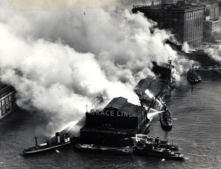 1935. New York. Tűzoltóhajók oltják az egyik kikötői mólón kigyulladt gyárat..jpg