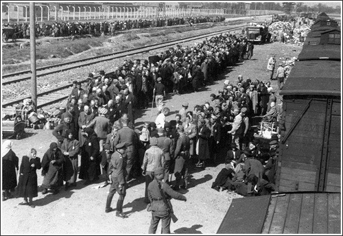1943. Auschwitz-Birkenau. Magyar transzport szelektálása, előtérben egyenruhában a dohányzó Mengele személyesen felügyelte a válogatást..jpg