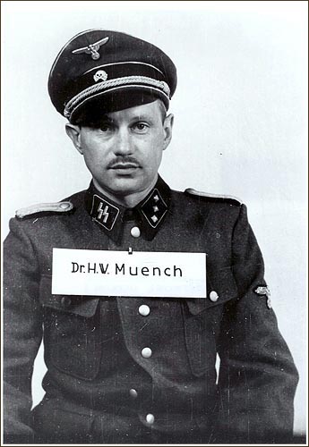 1945. Dr. Hans Münch, aki megtagadta a auschwitzi táborban lévő foglyok szelektálását. A front érkezésekor a többi SS-től fegyverrel védte a foglyokat nehpgy kivégezzék őket..jpg
