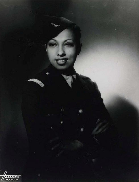 1946. Josephine Baker francia származású táncosnő a francia hadsereg vöröskeresztes osztagánál szolgált..jpg