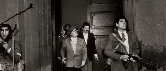 1973. Salvador Allende csílei elnök. A Pinochet által szervezett puccs zavaros időszakában az elnöki palota ostromakor öngyilkos lett..jpg