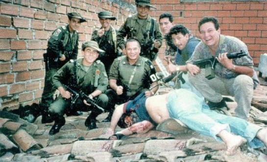 1993. Pablo Escobar kolumbiai drogbáró holttestével pózol a rajtaütésben résztvevő osztag..jpg