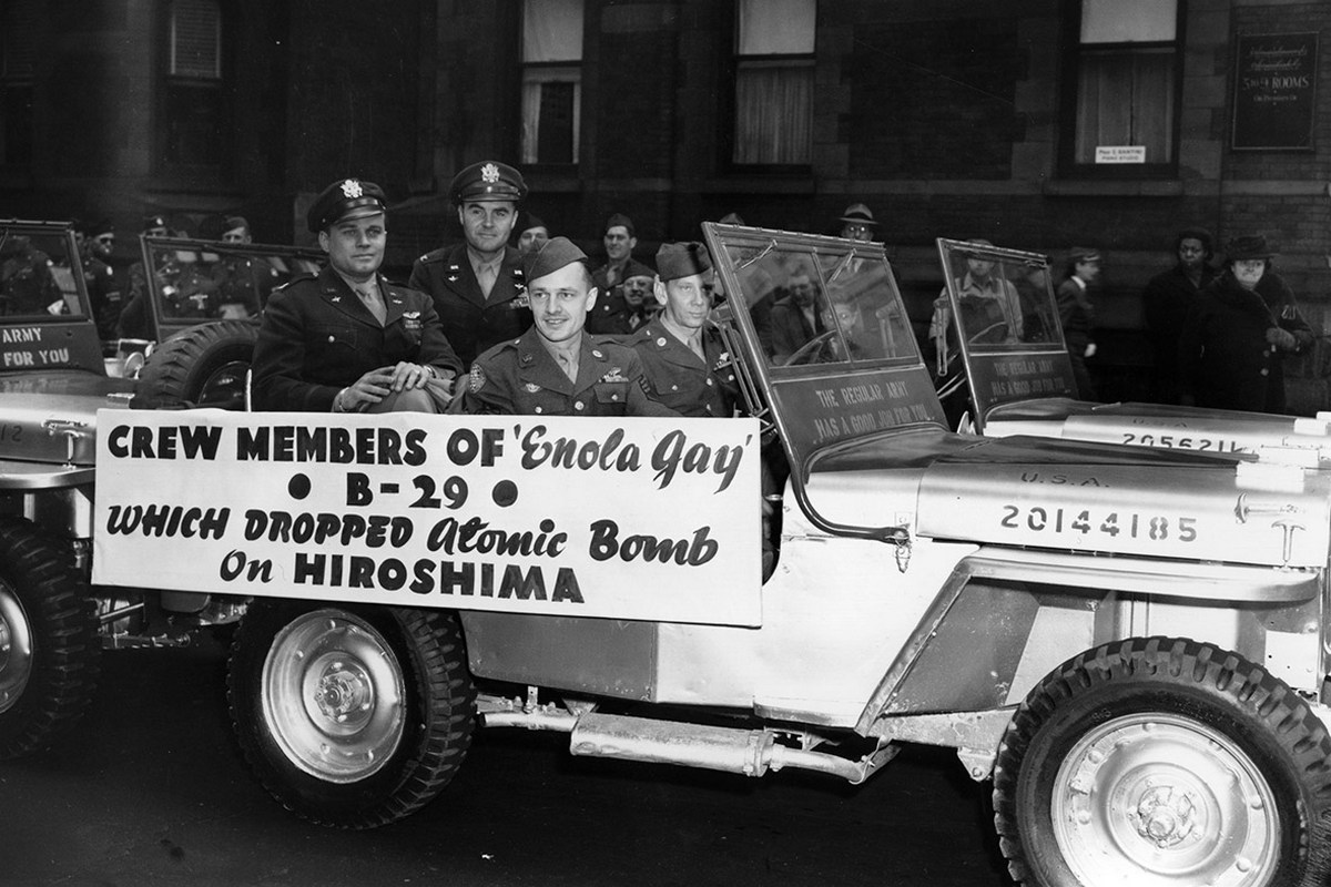 1946_a_legenyseg_a_bombazo_enola_gay_lovagol_keresztul_new_york_egy_katonai_parade_tiszteletere_a_haboru_vege_aprilis_12.jpeg