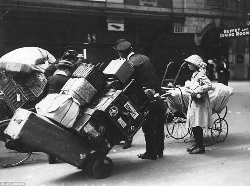 1913_porters_helping_holidaymakers_with_their_luggage_at_waterloo_station_london.jpg
