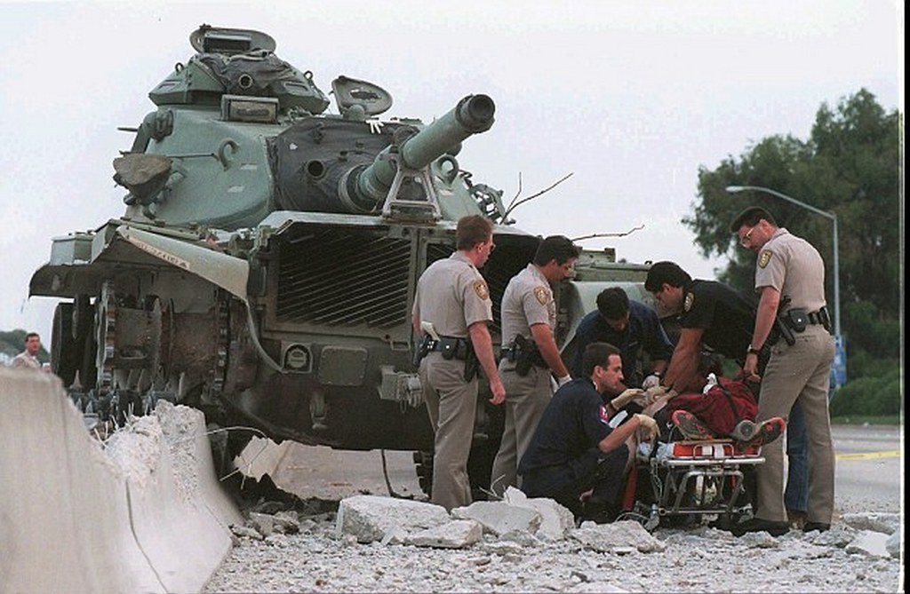 1995_majus_17_police_and_paramedics_tend_to_shawn_nelson_who_was_shot_by_police_after_he_stole_a_tank_from_a_national_guard_armory_san_diego_usa.jpg