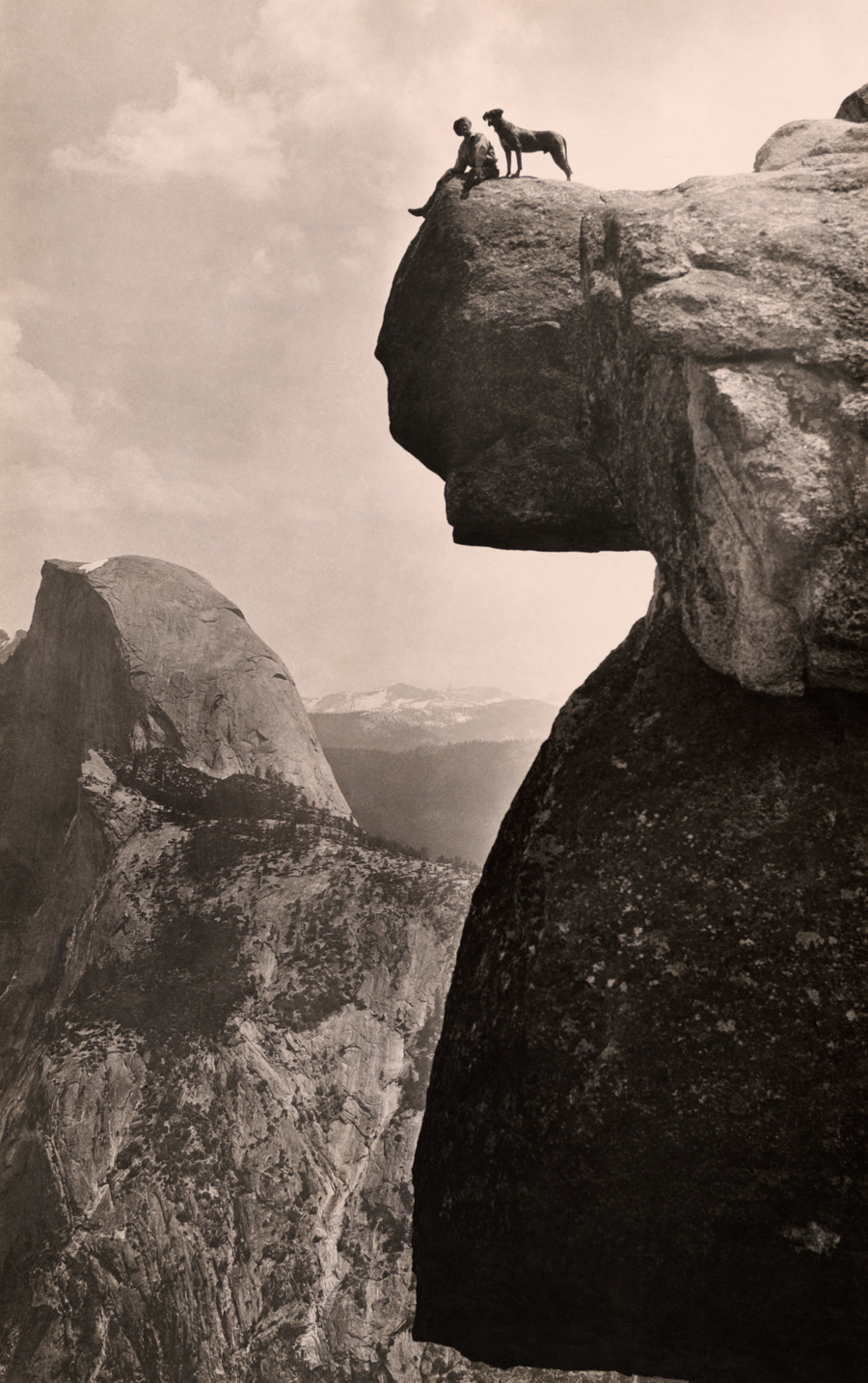 1924. Férfi a kutyájával a Yosemite nemzeti park egyik szikláján..jpg