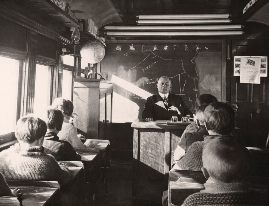1932. Vasúti kocsiban berendezett iskola, oka ismeretlen. Ontario, Kanada.jpg
