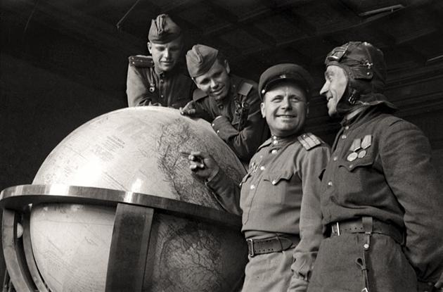 1945-soviet-soldiers-hitlers-globe.jpg
