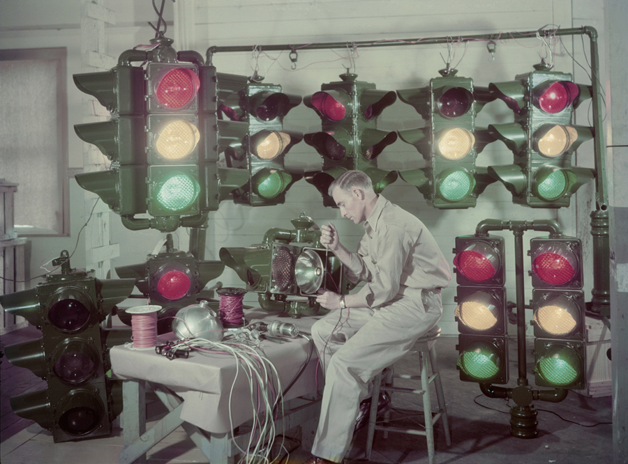 1947. Louisiana, USA. Közlekedési lámpa készítő iparos..jpg