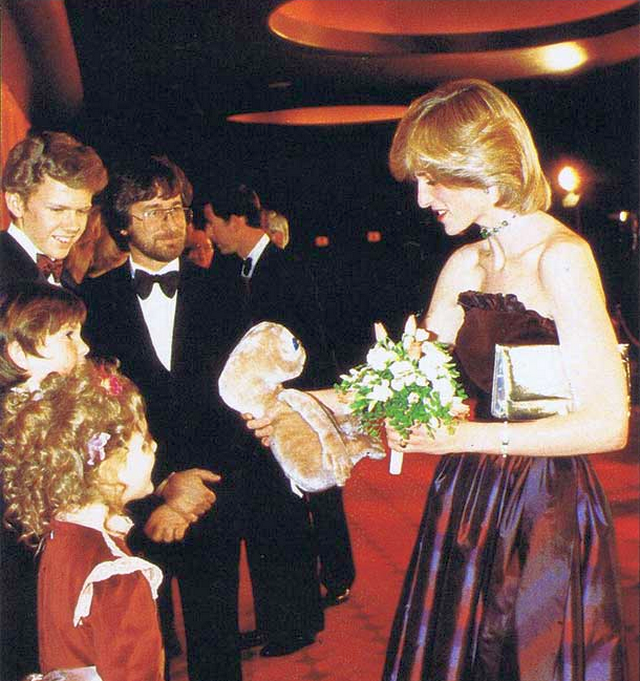 1982_princess_diana_getting_an_e_t_-doll_from_drew_barrymore_henry_thomas_robert_macnaughton_and_steven_spielberg_at_the_london_premiere_of_e_t.png