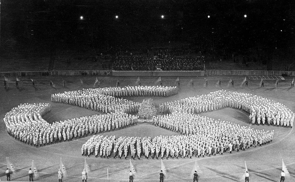 1933_hitlerjugend-parade_elokeszuletei_egy_oriasi_horogkereszttel.jpg