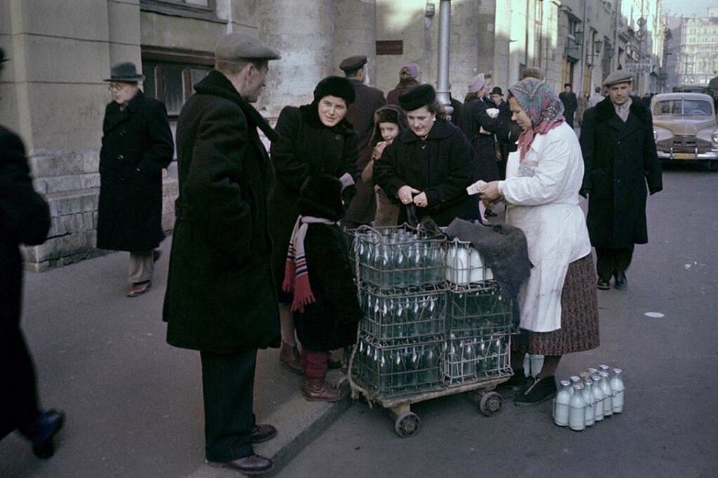 1959_kereskedelmi_tej_az_utcan_oktober_25_1959_moszkva.jpeg