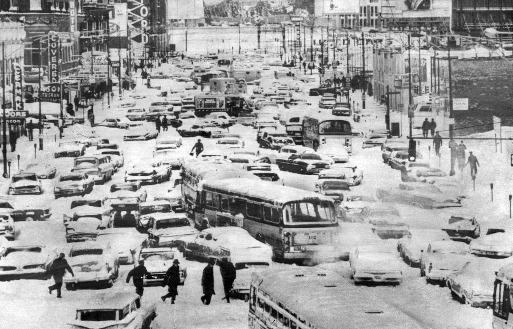1967_a_nagy_chicagoi_hofuvas_masnapjan_autojukat_keresgelo_emberek.jpg