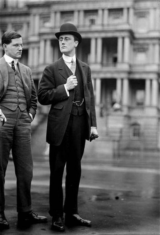 1913_franklin_delano_roosevelt_with_a_friend.jpg