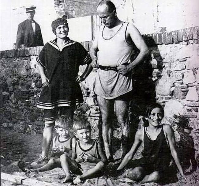 1941_benito_mussolini_with_his_wife_rachele_and_3_of_his_5_children.jpg