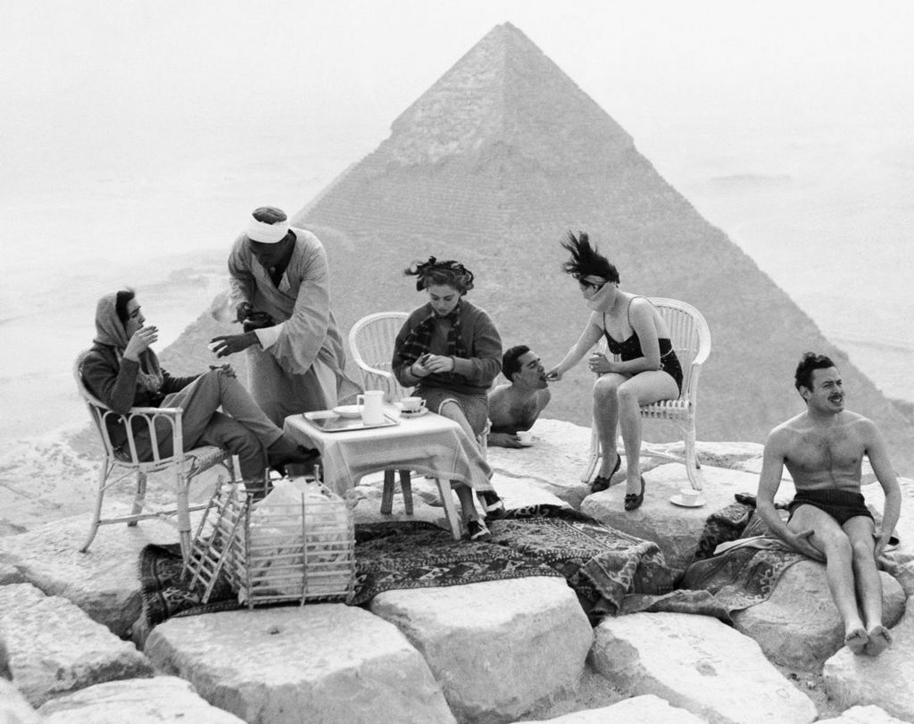 1938_piknik_a_tetejen_a_piramis_kheopsz_1938_egyiptom.jpeg
