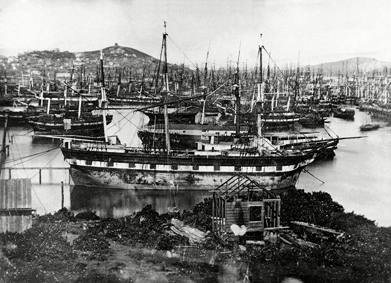 1850. A kaliforniai aranyláz idején elhagyott hajók a san franciscoi kikötőben, Matrózok és a világ minden részéről érkezett szerencsevadászok hagyták el hajóikat..jpg
