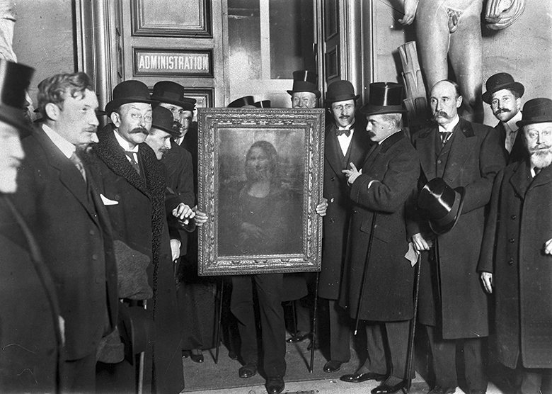 1913. Az ellopott Mona Lisát megtalálják a tolvaj Vincenzo Peruggia hotelszobájában. A képet a Louvre felújítása alatt lopta el. Olaszországban akarta eladni, egy évet kapott mindössze..jpg