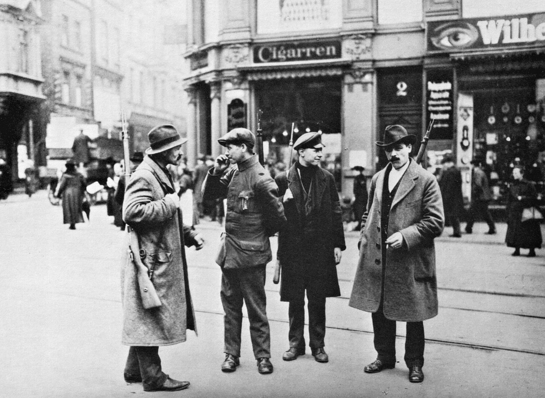 1920. Ruhr vidéki felkelés alatt, kommunisták járőröznek Weimarban..jpg