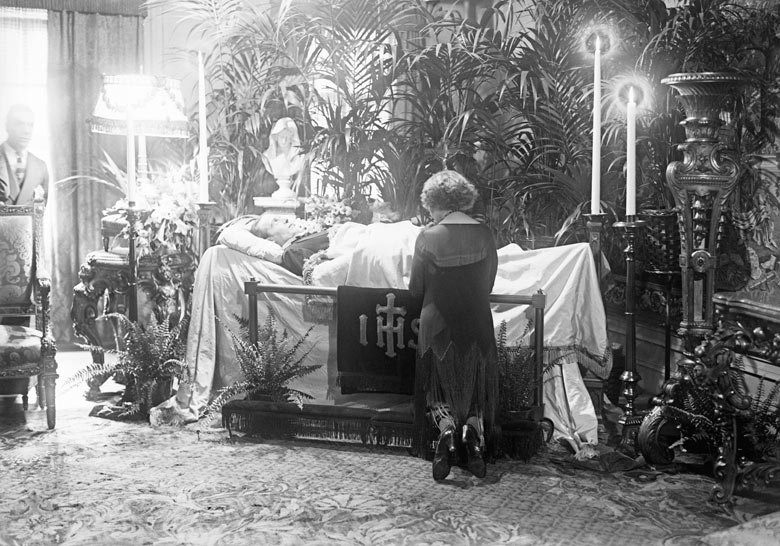 1926. Rudolph Valentino temetése New York-ban..jpg