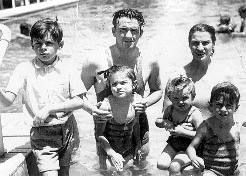 1936. Che Guevara (balra, 8 évesen) családjával. Állítólag az asztmája miatt nem fürödhetett azon a nyáron..jpg