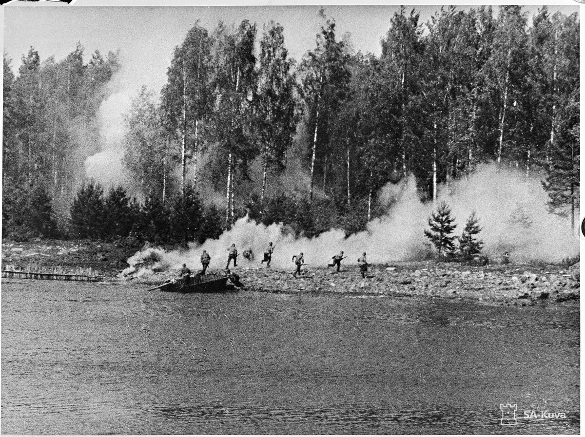 1941. Második szovjet-finn háborúban, finn osztag kel át egy folyón..jpg